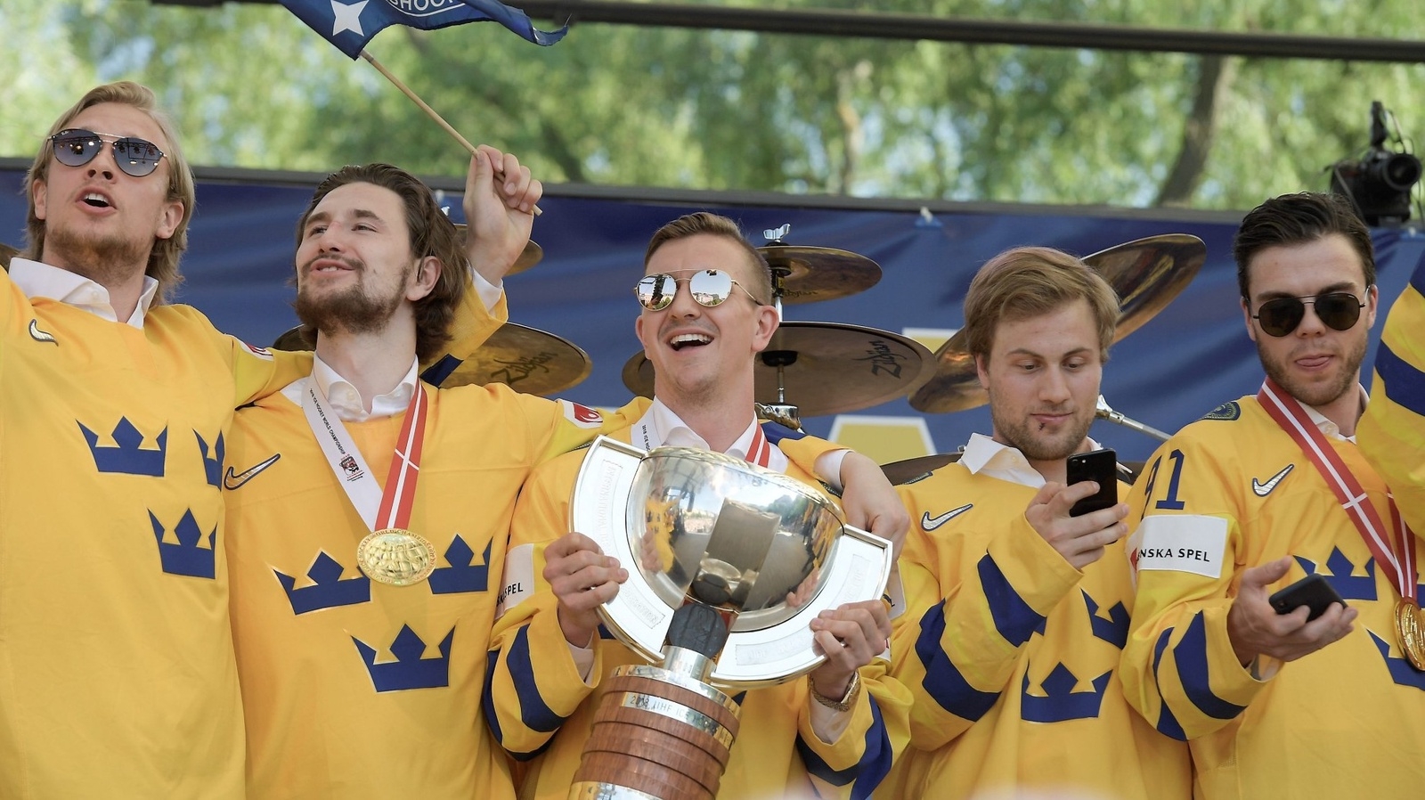 De Svenska hockey-vm guldmedaljörerna hyllades i Kungsträdgården i Stockholm på måndagen. 
Foto: Janerik Henriksson/TT
