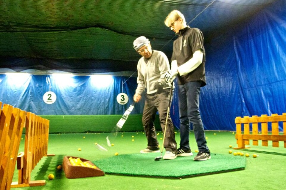 Farid Guedra undervisade Erik Lagerlöf i golf i golfhallen.