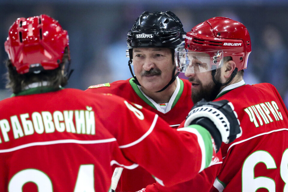 Belarus president Aleksandr Lukasjenko, mitten, har haft en vän i hockeyordföranden Dmitrij Baskov. Men nu stängs Baskov av från all ishockey i fem år, uppger Internationella ishockeyförbundet. Arkivbild.