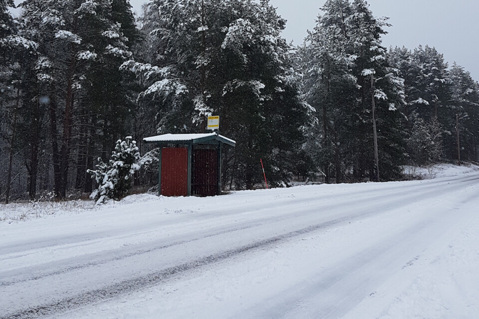 Andreas Wiksten har tagit den här bilden i utkanten av Berga i Högsby kommun på tisdagsförmiddagen. Han frågar sig var snöplogarna har tagit vägen.