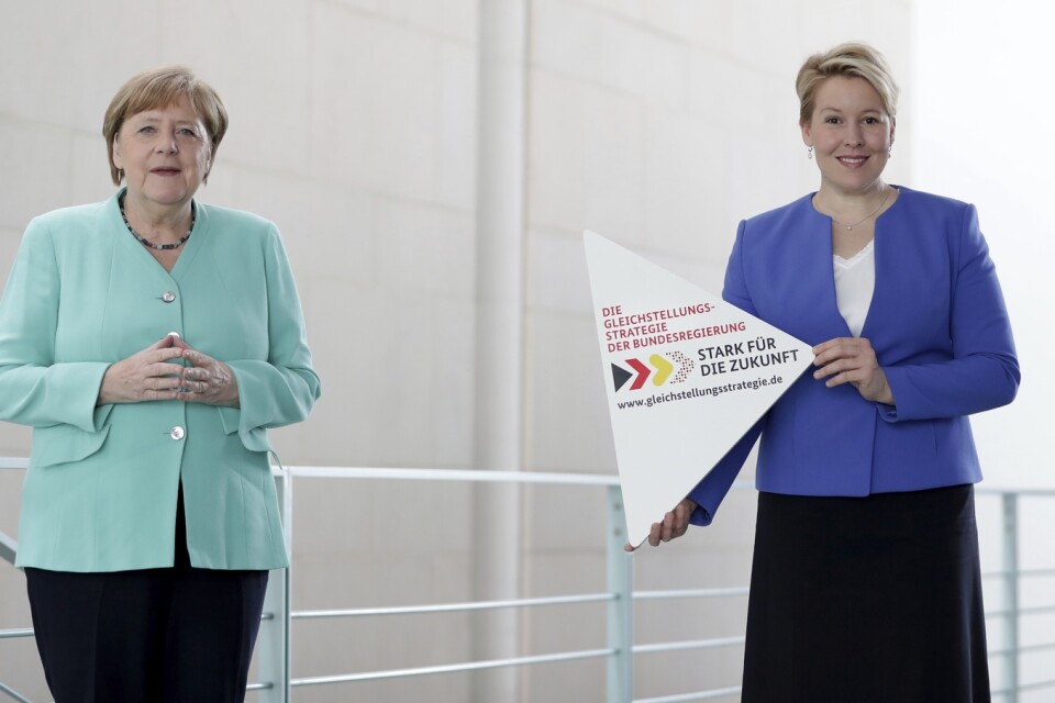 Tysklands förbundskansler Angela Merkel och kvinnominister Franziska Giffey presenterar regeringens jämställdhetsstrategi i juli 2020. Arkivbild.