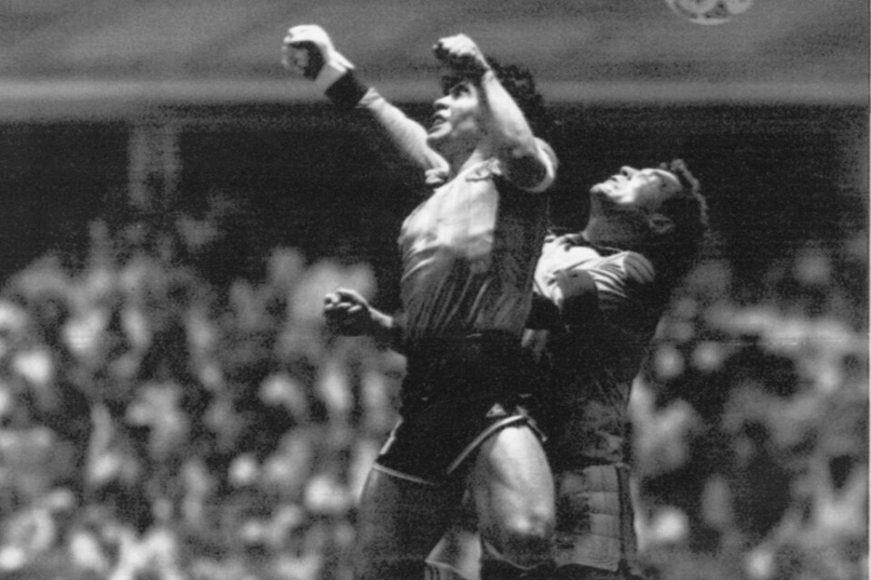Diego Maradona slår in bollen med handen förbi Englands målvakt Peter Shilton i VM-kvartsfinalen 1986. Arkivbild.