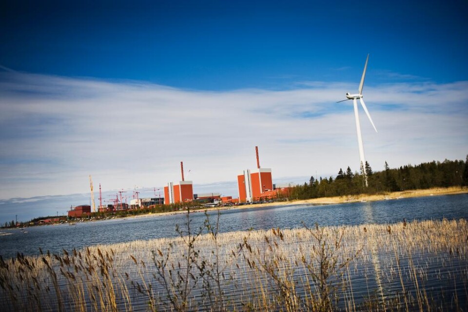 Kärnkraftsprojektet i Pyhäjoki i mellersta Finland blir av. Regeringen anser att kravet på över 60 procents inhemskt ägande uppfylls och tillståndsprocessen för Fennovoima kan därmed fortsätta. Enligt en nyligen genomförd opinionsundersökning motsätter