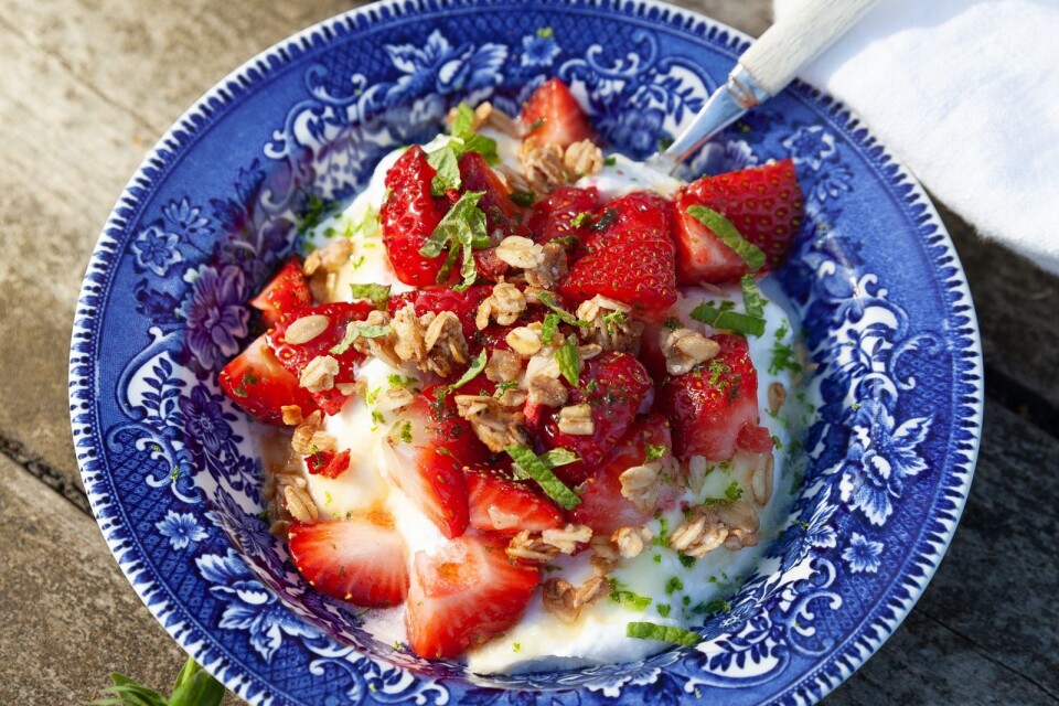 Yoghurttallrik med jordgubbar, lime och mynta-