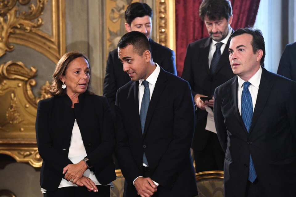 Luciana Lamorgese, ny inrikesminister, samtalar med utrikesministern Luigi di Maio under ceremonin i presidentpalatset.