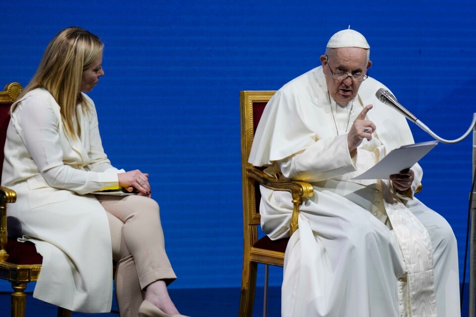 Påve Franciskus talar under konferensen om födelsetal i Rom, flankerad av Italiens premiärminister Giorgia Meloni.