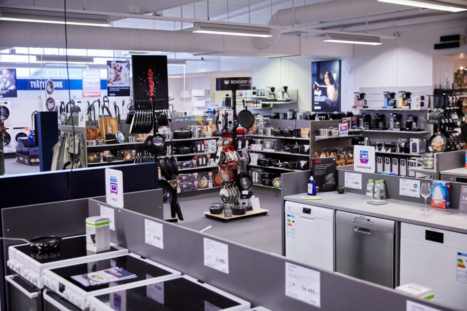 Många konsumenter värdesätter att kunna rådfråga personal och känna på varor, som här i Elon-butiken Kristianstad.
