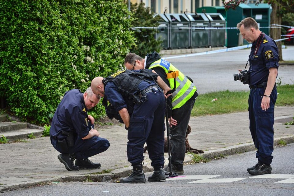 Samtidigt som storstäderna plågas av det kriminella våldet är polisstyrkan halverad på flera håll i landet. Semestrar, föräldraledighet och civila arbetsuppgifter pressar poliser att lägga ned brottsutredningar. Fyra granater på en vecka i Malmö, och po