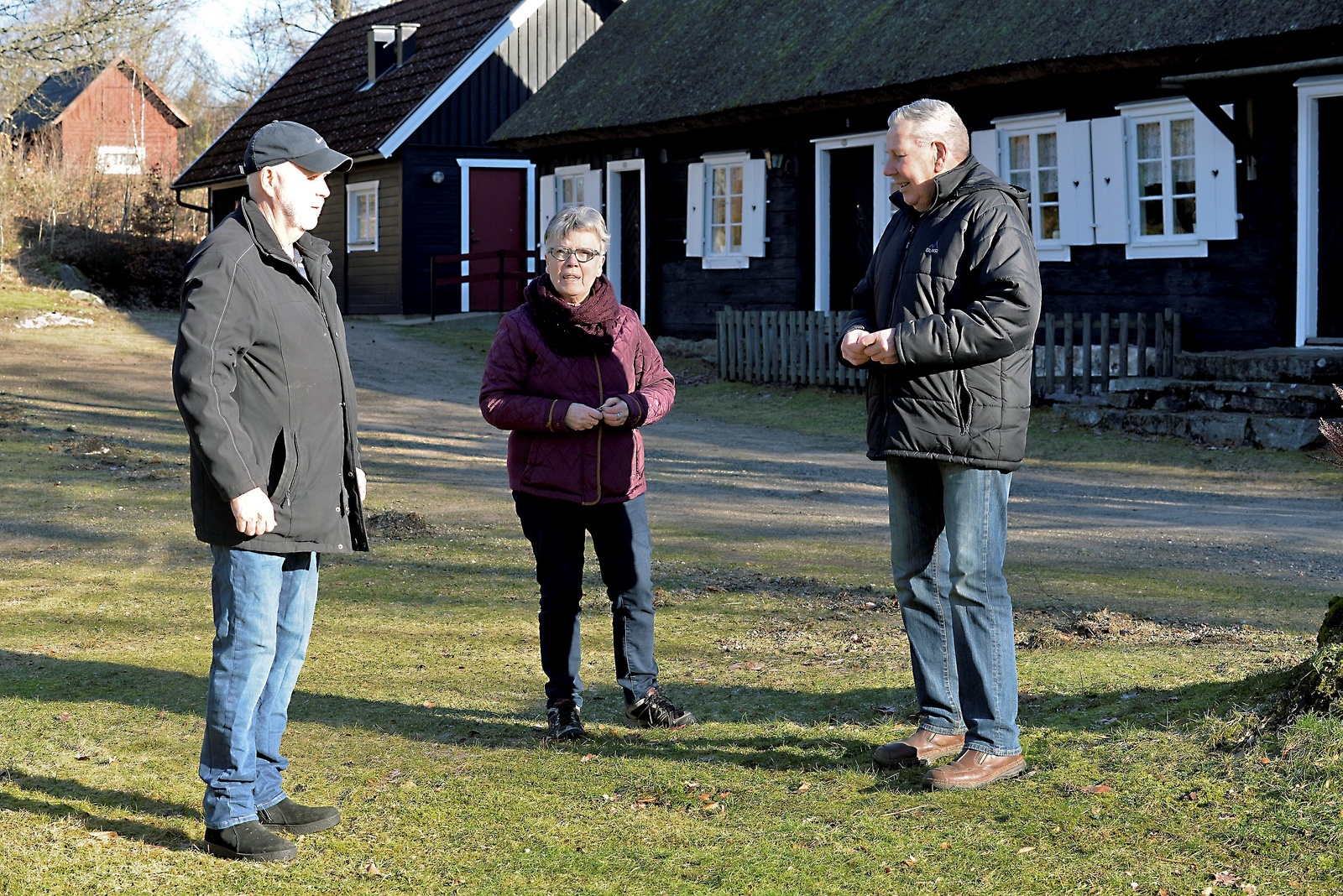 Lennart Henriksson och Irene och Heikki Kivivuori efterlyser någon som vill arrendera vandrarhemmet som både har Lillsjön och Lursjön som nära grannar. Foto: Helén Fingalsson