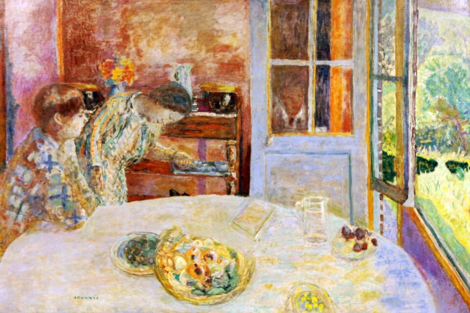 Pierre Bonnards ”Matsalen” är från konstnärens hem i Vernon dit han flyttade 1912. Målningen är från året efter. Ljuset från trädgården belyser rummet där kvinnan ger en bit mat till hunden, vars nos skymtar ovanför bordskanten.