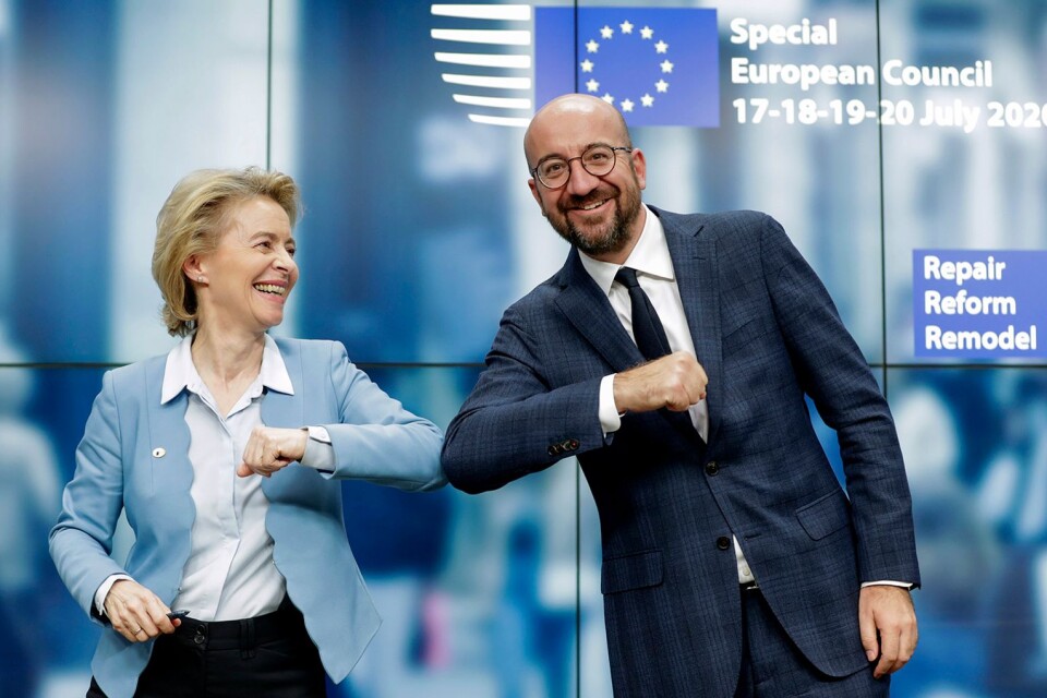 EU-kommissionens ordförande Ursula von der Leyen och Euroepiska rådets ordförande Charles Michel armbågshälsar efter tisdagsnattens överenskommelse om coronastödet och långtidsbudgeten.