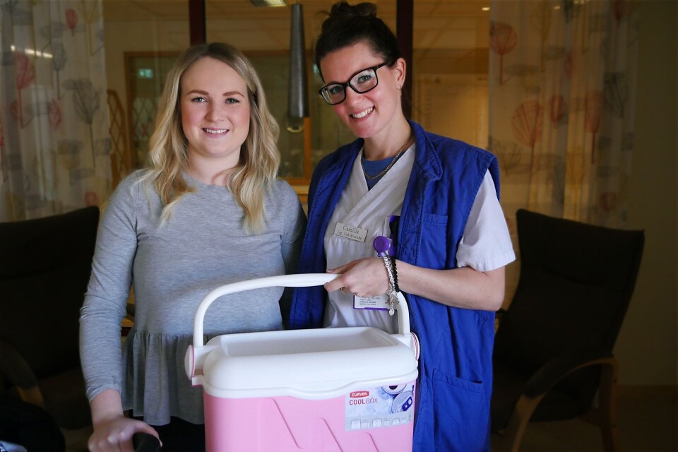 Linnea Graflind lämnar över veckans donation av bröstmjölk till Camilla Jeremiasen-Karlsson på Ystads BB.