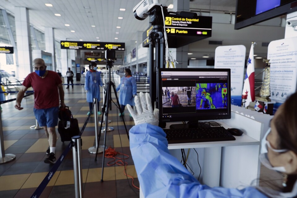 En värmekamera används för att mäta kroppstemperaturen hos passagerare vid flygplatsen i Panama City.