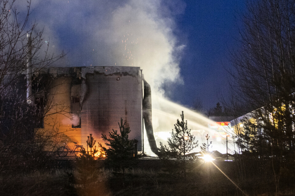 Det brann i ett företagshotell i Västerås under natten.