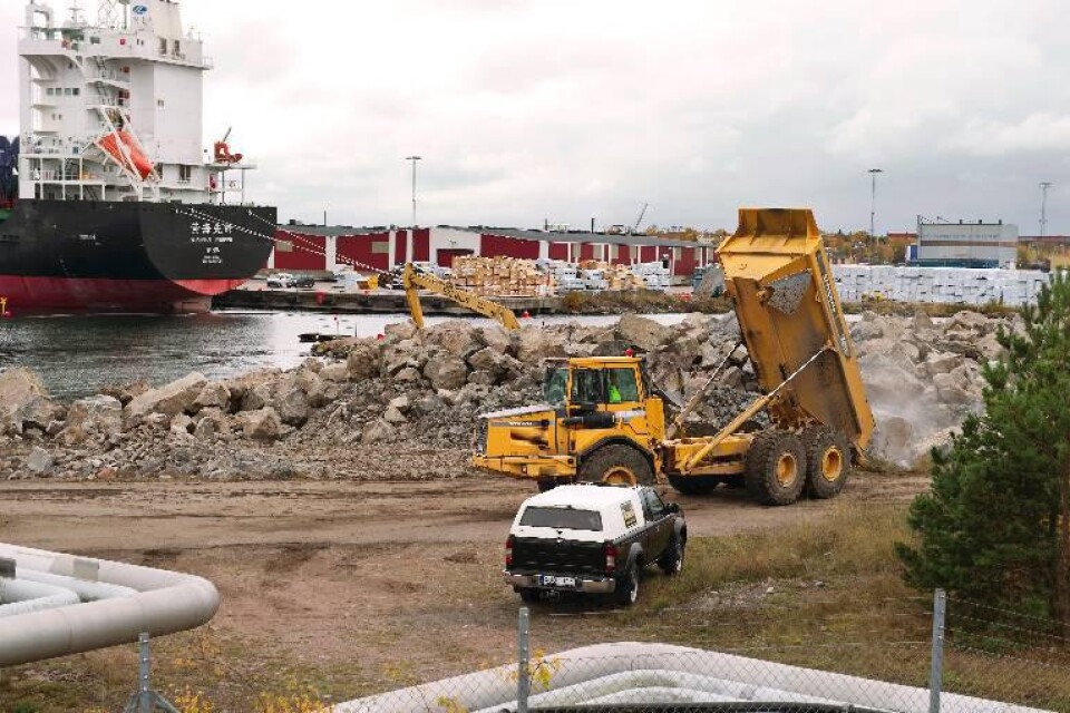 Hamnsaneringsprojektet har redan dragit i?gång med en invallning vid oljehamnen. Foto: Roger Carlsson