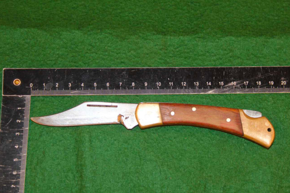 Kniven som användes vid mordförsöket. Bild från polisens förundersökningsprotokoll.