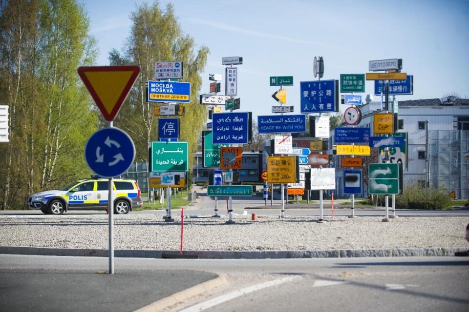 Sverigedemokraterna i Älmhult vill att rondellkonsten skickas till återvinningscentralen.