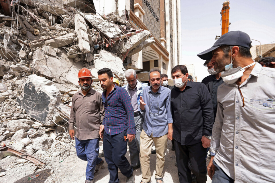 Myndighetspersoner, däribland vicepresident Mohammad Mokhber (andra personen från höger) inspekterar husraset i Abadan i Iran.