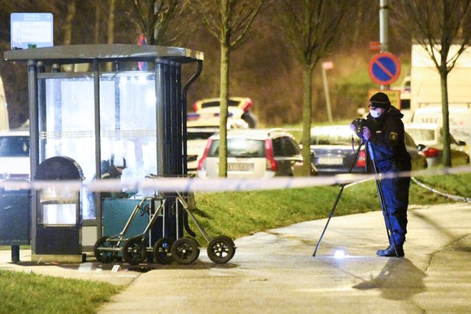 Polisens kriminaltekniker i arbete på Närlundavägen i Helsingborg natten till lördagen efter att två personer har hittats skjutna.