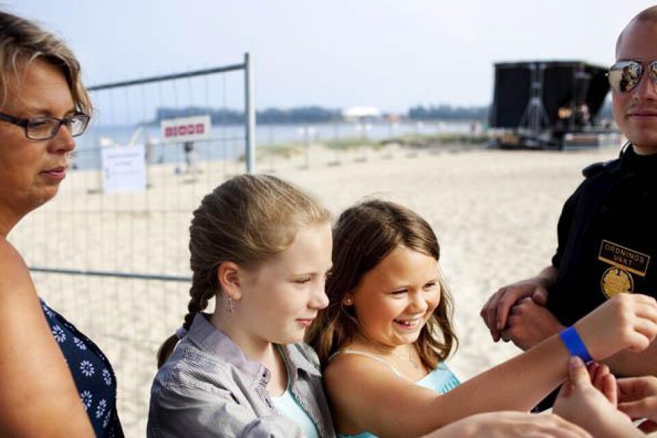 Heléne Andersson följde med när dottern Klara och bästa kompisen Isabelle Hallberg skulle ha en heldag på stranden. På scehmat stod Mamma Måds konsert och glass i stora lass.