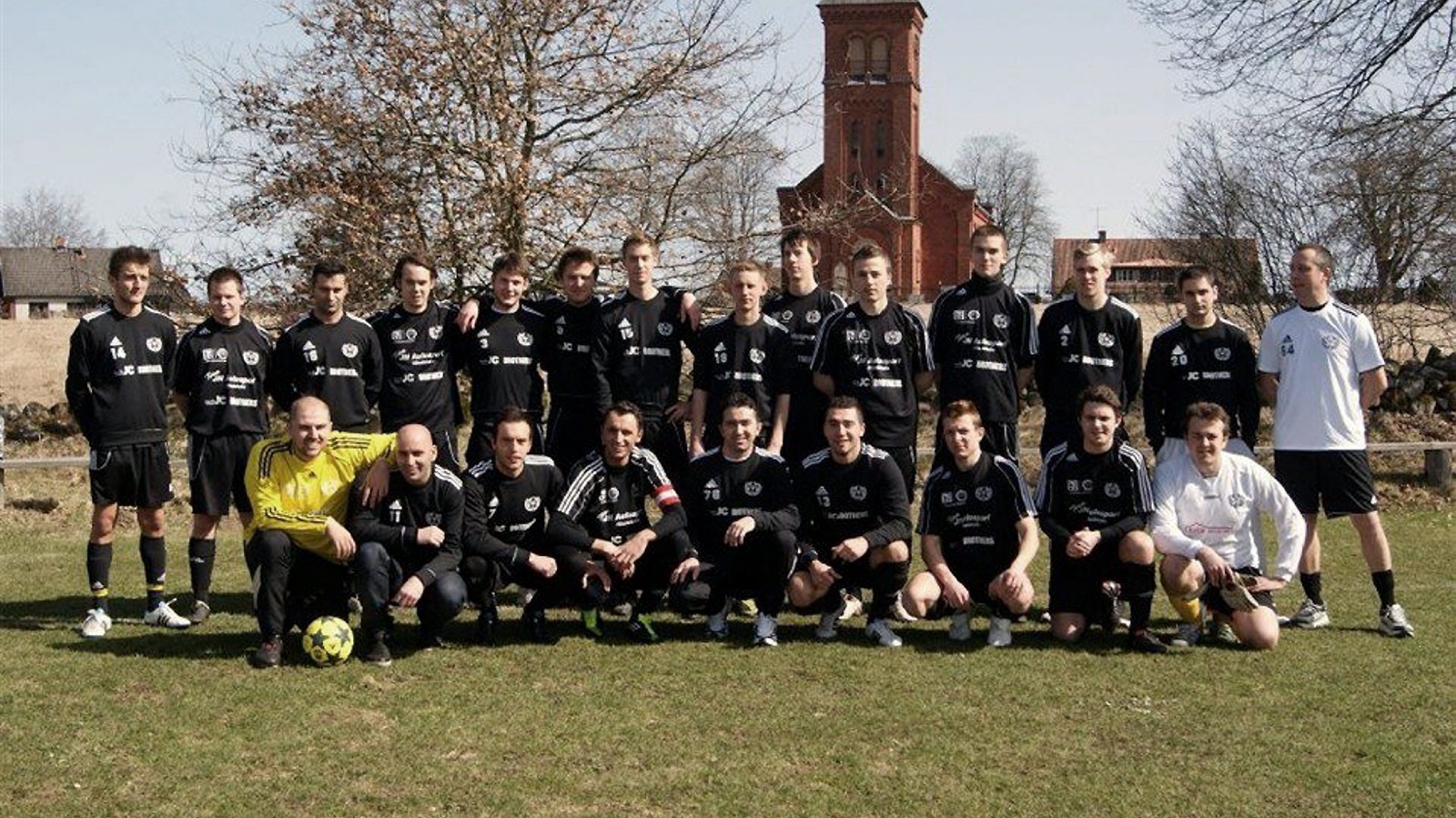 Blev detta Ignabergas sista lag någonsin? A-laget säsongen 2012 radar upp på Ignaberga IP med Ignaberga nya kyrka som bakgrund. Foto: Privat