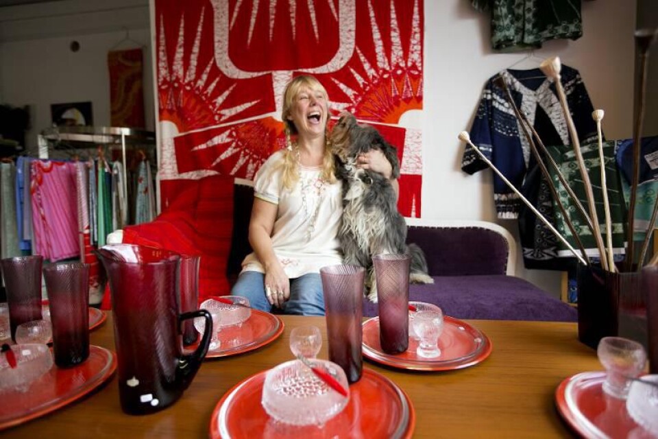 Färgglad design. Vakthunden Vallda kryper upp hos matte Carina Öhman i divanen.