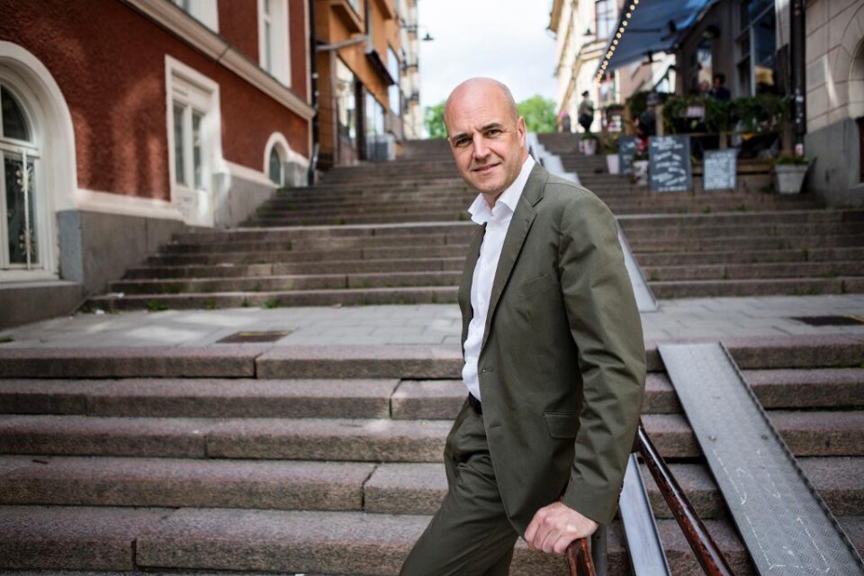 Förre statsministern Fredrik Reinfeldt beskriver i sin kommande bok SD-väljarna som \"avvikare\" från övriga väljare, rapporterar Aftonbladet. Reinfeldt menar att de \"inte känner samma tillit till andra människor, till samhällets institutioner och det d
