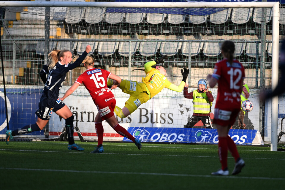 Linköpings anfallsstjärna Amalie Vangsgaard jublar efter att ha nickat in 1–0 mot Piteå.