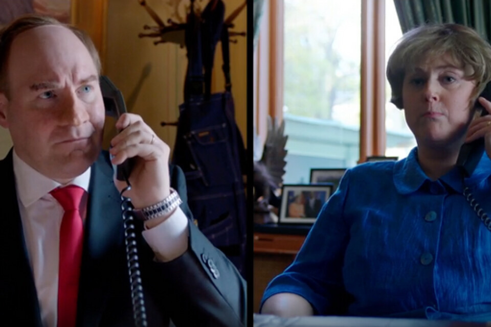 Ytterligare en scen ur Grotesco-satiren: Statsminister Stefan Löfven, alias Henrik Dorsin, telefonerar med Tysklands Angela Merkel.