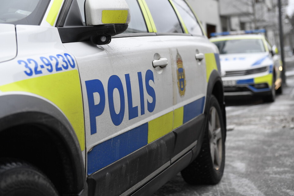 Polisen är plats vid vallokalen i Uddevalla. Arkivbild.