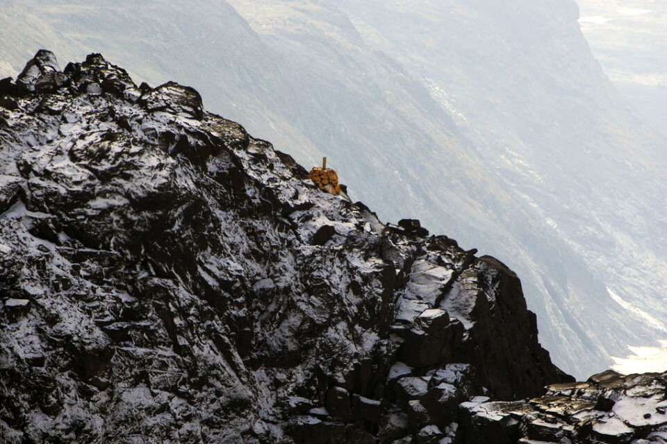 Det mest svårtillgängliga riksröset på gränsen mot Norge finns i högfjällsmassivet Sulitelma, i Arjeplogs kommun. Det högsta berget i området, på den norska sidan, är mer än 1900 meter. Lantmäteriet kan eventuellt behöva hjälp av klättrare för att ta sig till röset, måla det och läsa in digitala koordinater.