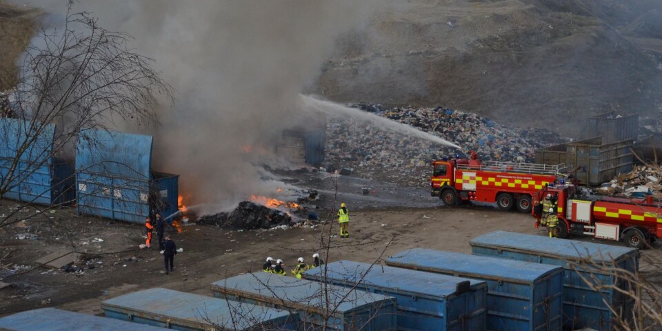 Brand på återvinningsstation är släckt – efterkontroll sköts av personal på plats