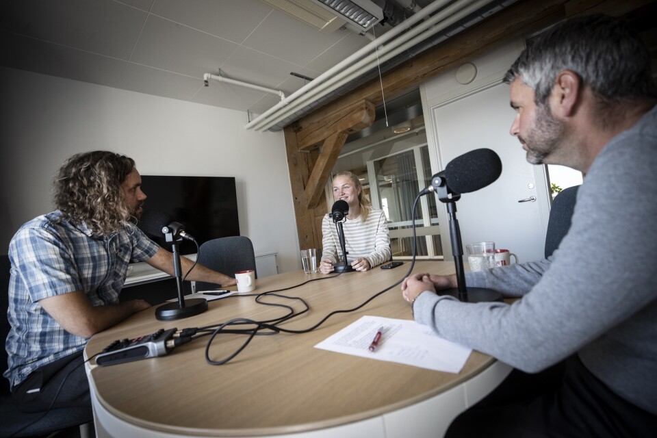 TFF-spelaren Lova Sternfeldt gästar veckans avsnitt av TA Sportpodd, där hon intervjuas av Björn Gustavsson, till vänster, och Jonas Bergström, till höger.