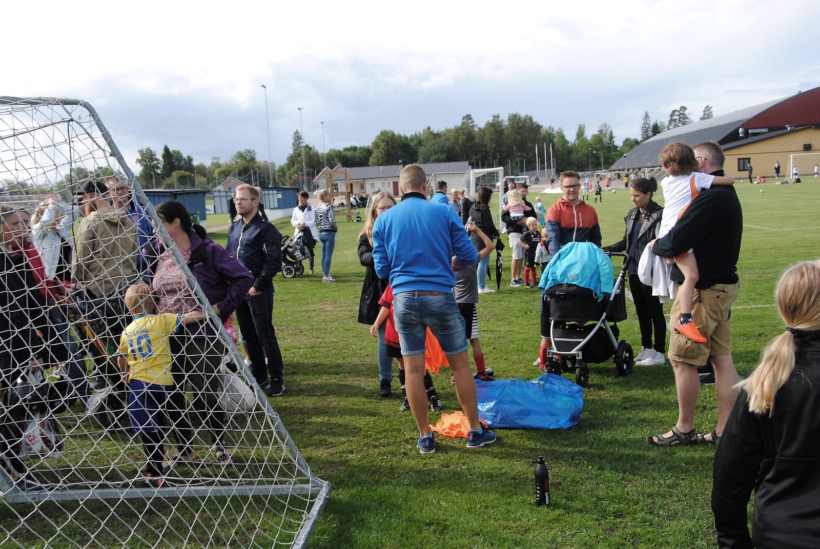 Idrottsplatsen i Osby fylldes av folk på fotbollens dag.