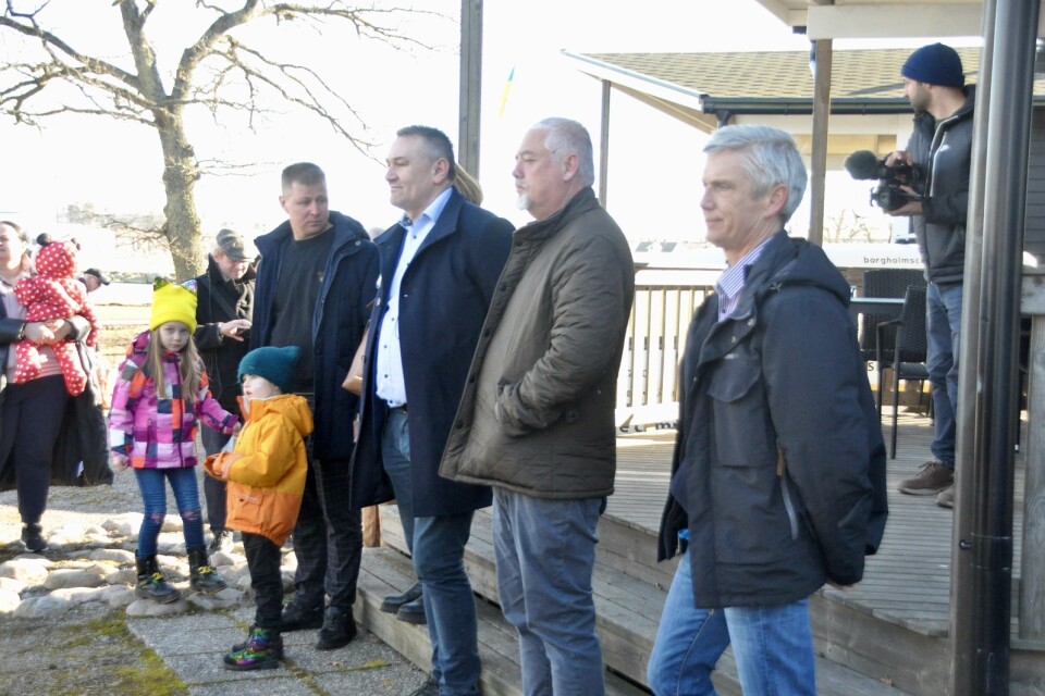 Kommunalrådet Ilko Corkovic (S), kommunchef Jens Odevall och enhetschef Per-Martin Boklund var några av kommunens representanter som hälsade flyktingarna välkomna.