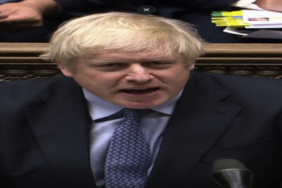 Premiärminister Boris Johnson slår ut med händerna i underhusets frågestund.