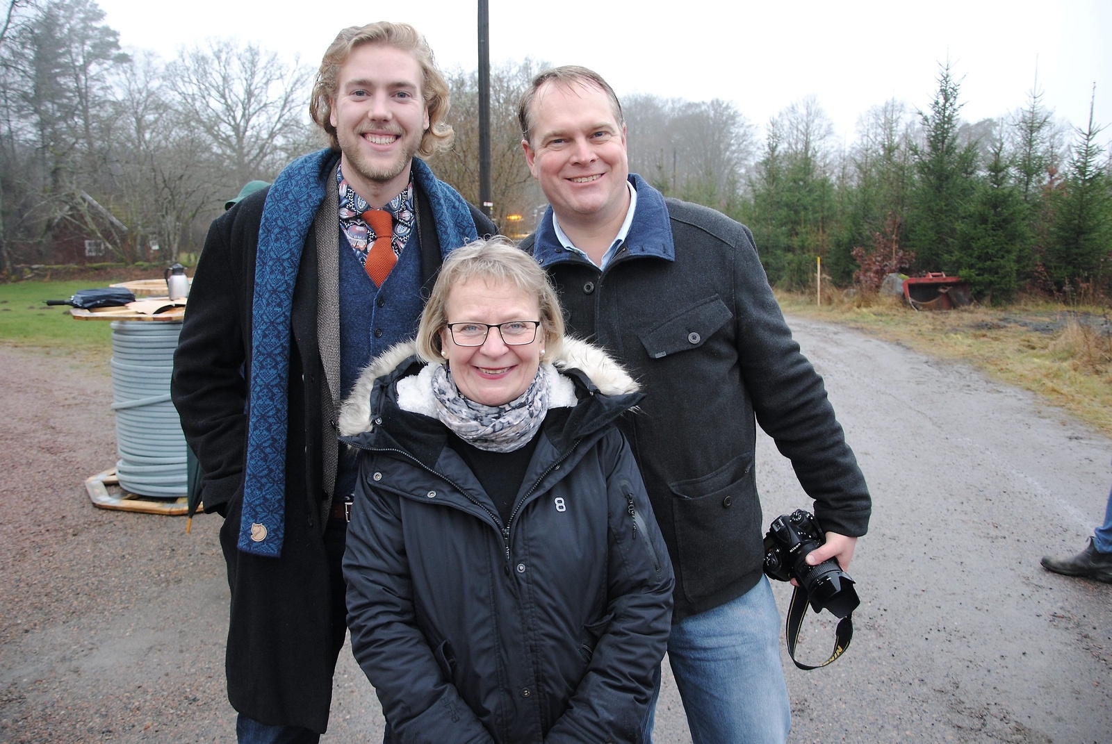 Daniel Jönsson (M), Ingrid Persson från fiberföreningen och Tomas Avenborg på IP-Only hade lätt att le när grävandet påbörjades.