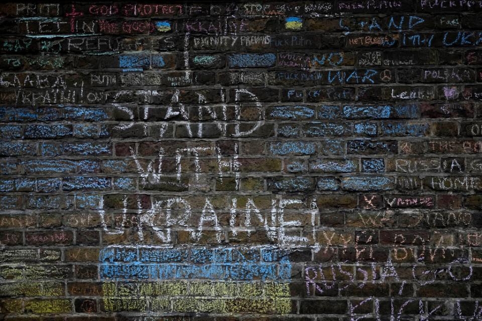 Texten "I stand with Ukraine!" skriven på väggen till den ryska ambassaden i London i fredags.