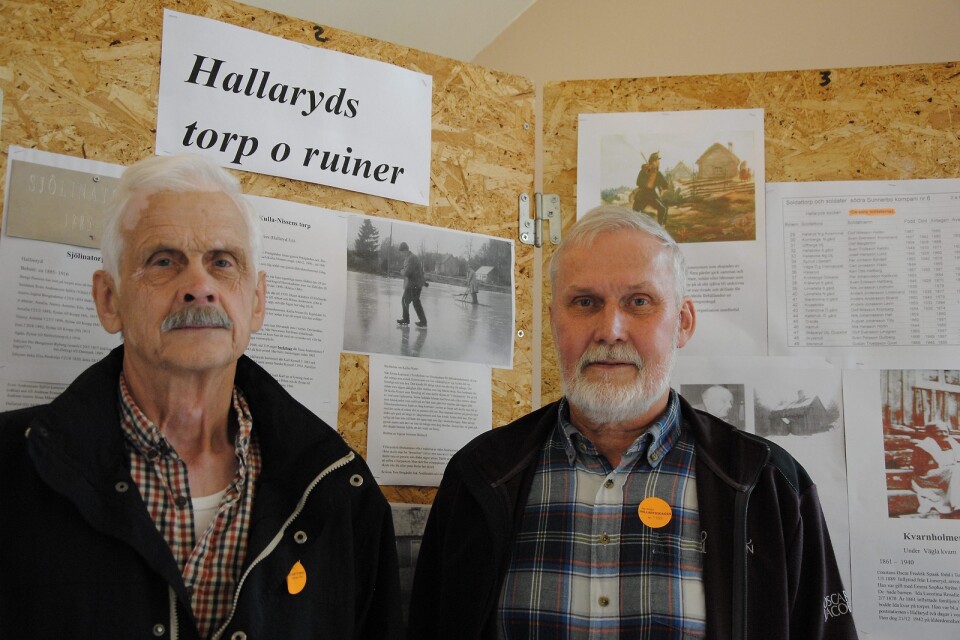 Per Jonsson och Sven-Gunnar Aronsson lägger ner mycket jobb på att inventera gamla torp och ruiner i Hallaryds församling. 				                     FOTO: SUSANNE GÄRE