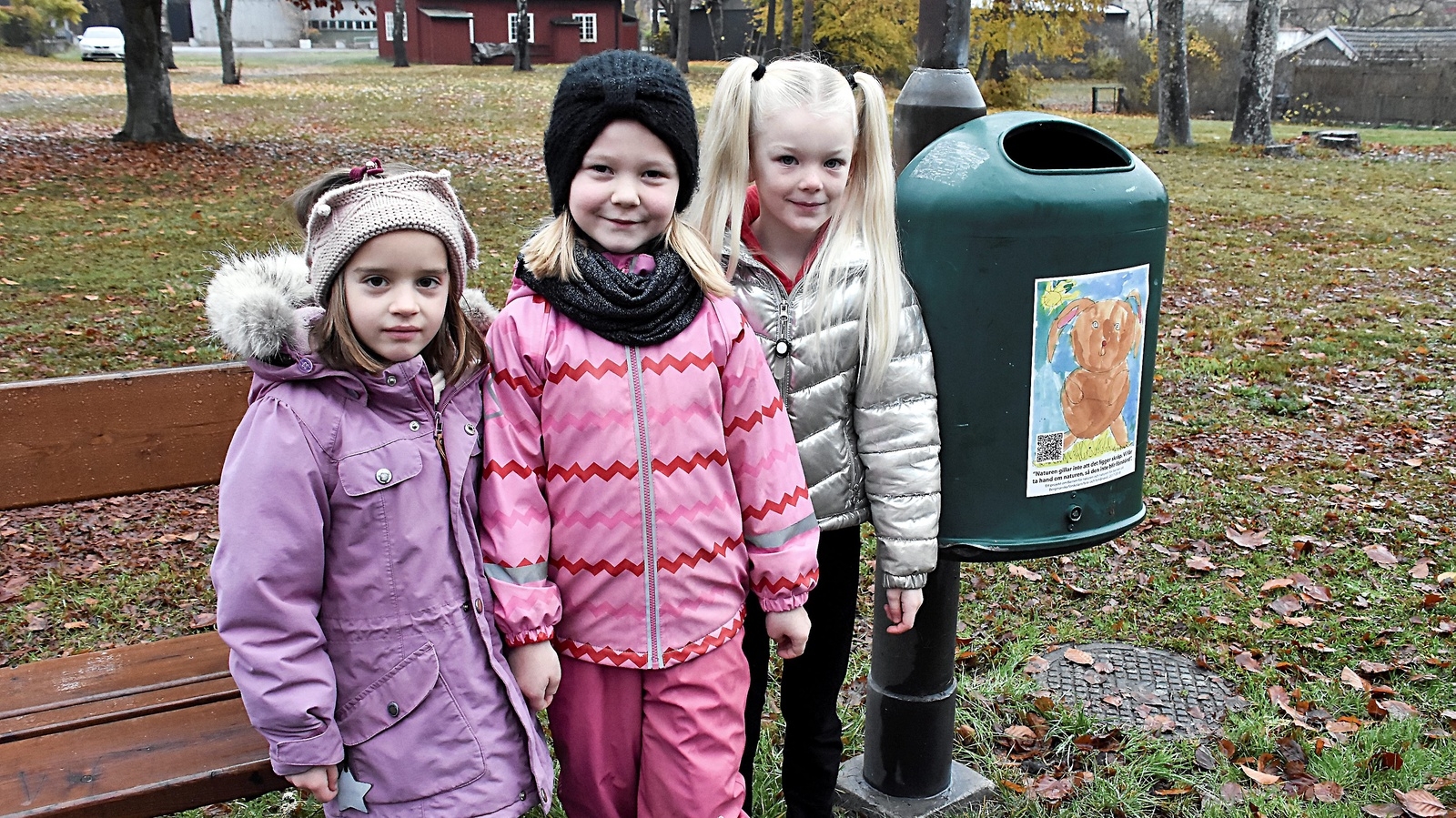 Bianca, Elise och Lia var några av de barn som gjorde en insats för miljön på lördagen. Foto: Helén Fingalsson