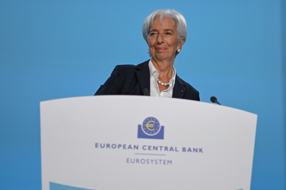 Europeiska centralbanken (ECB), med chefen Christine Lagarde, väntas strama åt med räntehöjningar under våren, men kan redan i sommar börja sänka styrräntan, enligt en färsk Bloombergenkät med ekonomer. Arkivbild