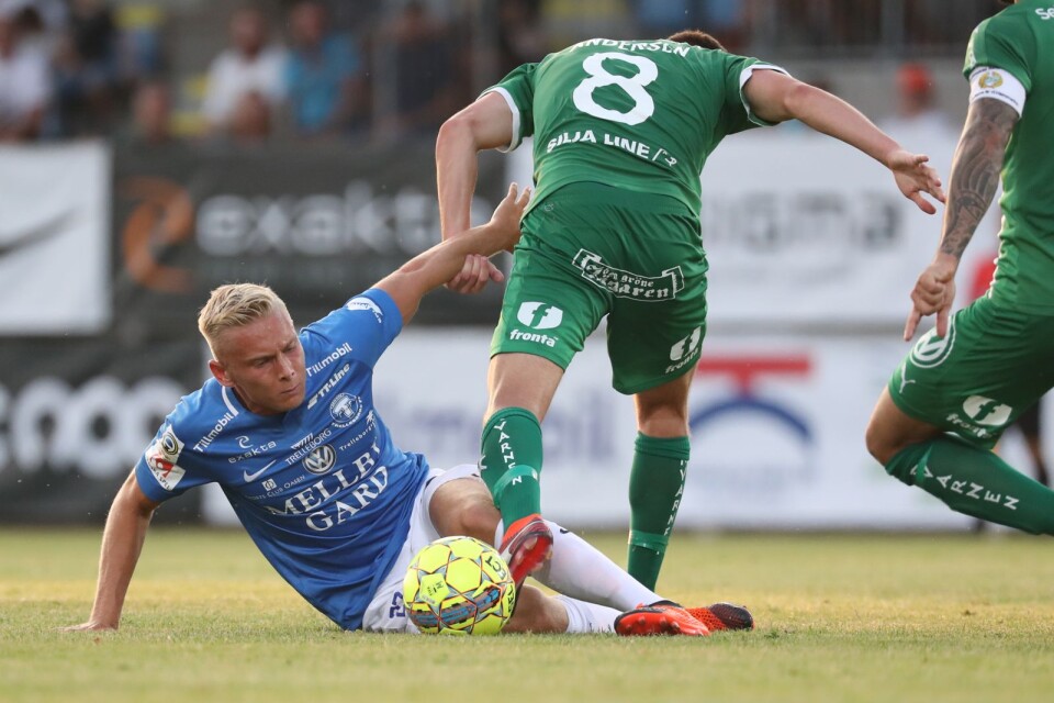Johan Brannefalk och Hammarbys Jeppe Andrup Andersen i kamp om bollen i allsvenska matchen mellan Trelleborgs FF och Hammarby IF på Vångavallen i somras.
