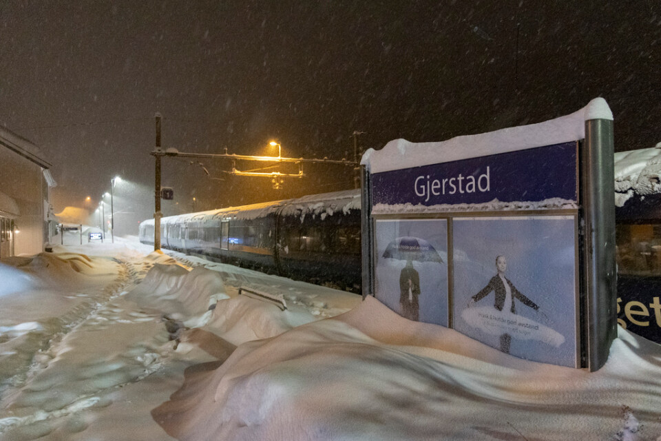 Stillastående tåg på Sørlandsbanen i samband med snöfallet på onsdagskvällen.