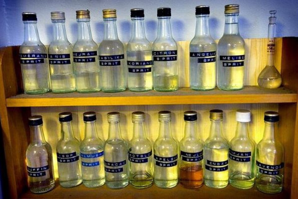 Vissa flaskor finns kvar från den tid man smaksatte likörer på anläggningen.