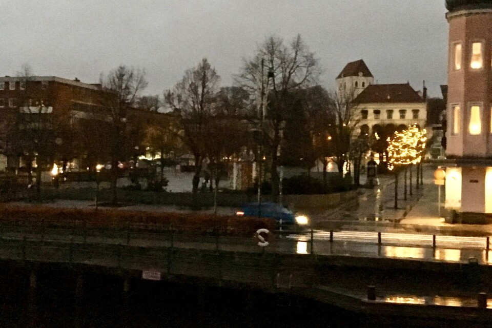 Merparten av Ronneby torg låg i mörker, men en hörna var ljus. Strömavbrottet påverkade stora delar av centrala Ronneby under lördagseftermiddagen.