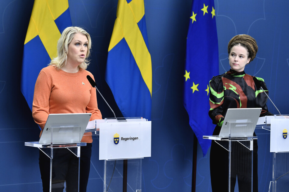 Socialminister Lena Hallengren (S) och kulturminister Amanda Lind (MP) håller en digital pressträff i Rosenbad.