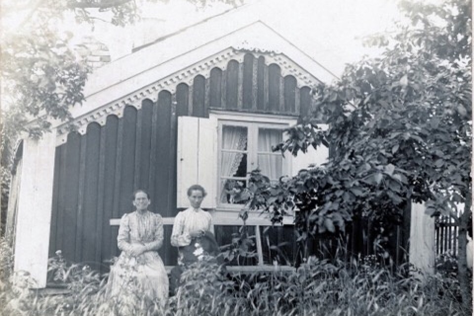 En gammal bild på Lydia Lindström och hennes mor, vid barndomshemmet i Hossmo. Stugan finns idag inte kvar.