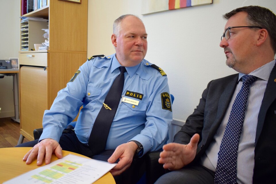 Kommunpolis Johan Sandelin och kommunalrådet Magnus Weberg i samband med presentation av trygghetsmätningen för några år sedan.