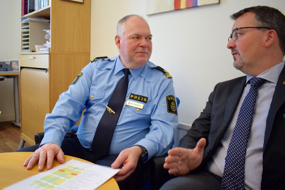 Polisen och kommunen är överens om att trafikterminalen behöver bli en trygare plats. Johan Sandelin är kommunpolis, och Magnus Weberg, kommunalråd (M).