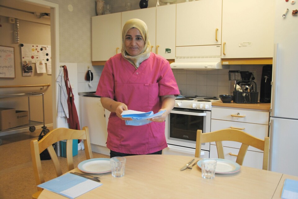 Zahrea Al Haj Ali trivs med att jobba som extraanställd på Lindhem.               			              FOTO: SUSANNE GÄRE